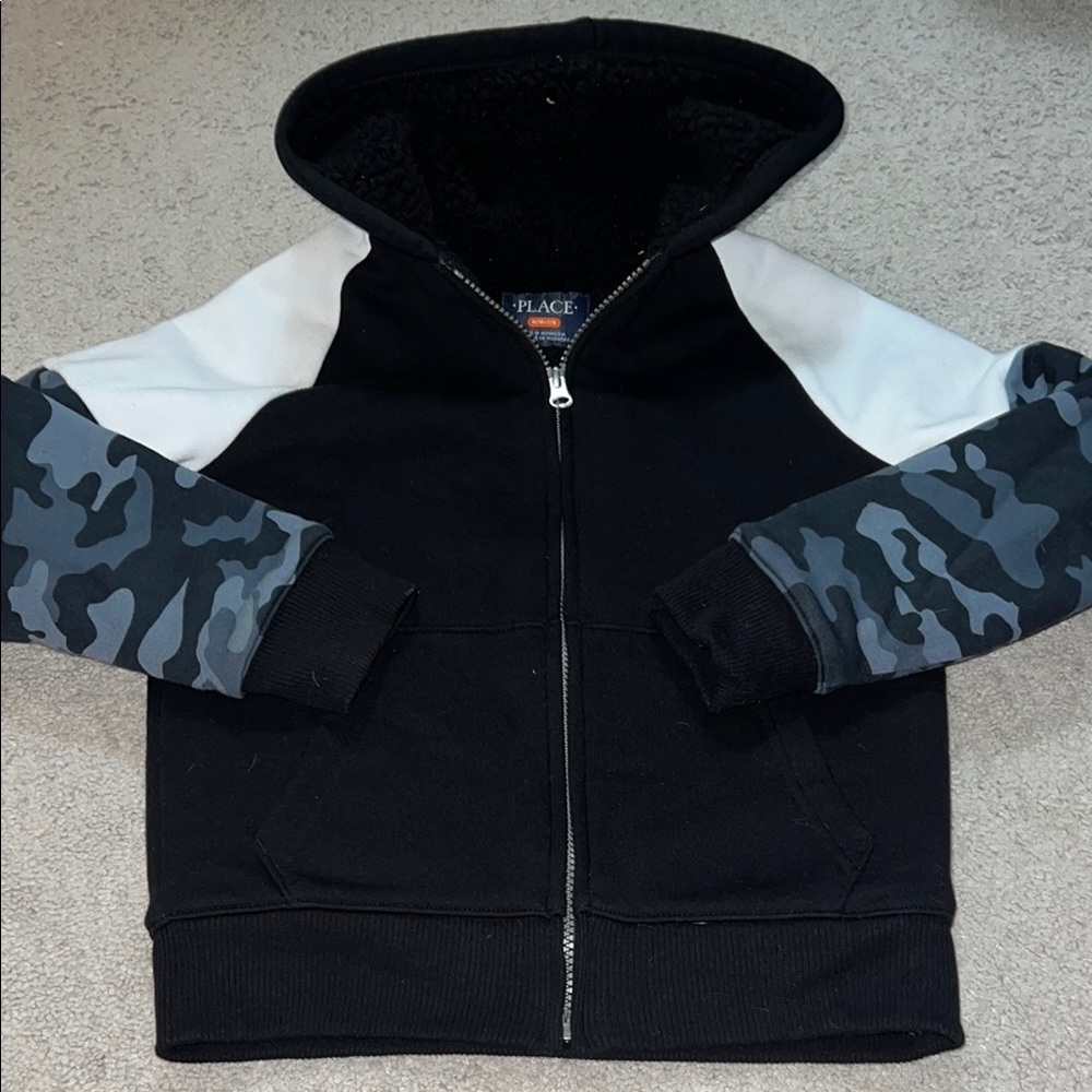 ☺️The Children's Place Black and Camo Hoodie☺️
